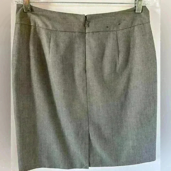 Banana Republic pencil skirt. Grey fabric with really subtle pinstripes. Size 8 - Picture 3 of 8